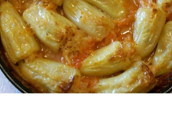 Za sve one koji uživaju u ukusima domaće kuhinje i jednostavnim jelima punim povrća, ovo je savršen recept. Priprema zahtijeva osnovne namirnice, ali rezultat je jelo bogatog ukusa koje može poslužiti kao glavni obrok ili prilog. Potrebno je uzeti oko 15 manjih paprika, koje treba pažljivo oprati i očistiti od sjemenki. One će poslužiti kao prirodni omotač za bogat i ukusan nadev. Pored njih, osnovu punjenja čini povrće koje gotovo svaka kuća ima: četiri krompira, jedna šargarepa, dva zrela paradajza, jedna glavica crnog luka, te jedan čen bijelog luka. Povrće je potrebno prvo pripremiti: krompir, šargarepu i crni luk oljuštiti i izrendati. U tu mješavinu dodaje se sitno sjeckani list peršuna i celera, što jelu daje poseban miris i svježinu. Jedan od paradajza se takođe rendi i dodaje smjesi, dok drugi čeka svoju upotrebu u završnoj fazi. Ne treba zaboraviti ni začine – kašičica soli i pola kašičice mljevenog bibera savršeno uravnotežuju ukuse. Dodaju se i dvije kašike ulja, a sve se zajedno dobro izmiješa kako bi se dobila ujednačena smjesa za punjenje. Tako pripremljenim punjenjem se pažljivo pune paprike, koje se potom slažu u nauljen pleh ili, još bolje, zemljani pekač, koji ovom jelu daje poseban šmek. U sok koji je pustilo povrće tokom pripreme, dodaje se drugi, izrendani paradajz i preostale dvije kašike ulja. Ta tečnost se ravnomjerno sipa između paprika u plehu, čime se dodatno pojačava sočnost i aroma cijelog jela. Ove paprike nije potrebno zatvarati – nije potrebna ni kriška paradajza ni komadić krompira na vrhu. Umjesto toga, preporučuje se da se pleh pokrije papirom za pečenje, a ne poklopcem. To omogućava da se paprike peku, a ne kuhaju u pari, čime dobijaju bogat, pečen ukus i zlatnu boju. Jelo se peče u rerni zagrijanoj na 200 stepeni Celzijusa (ili oko 350 stepeni Farenhajta) i to približno jedan sat. Pred kraj pečenja, papir se uklanja, a temperatura se blago povećava kako bi paprike dobile lijepu, zapečenu koricu i blago porumenjele. Rezultat su mekane, sočne i mirisne paprike koje se mogu poslužiti tople ili hladne, uz hljeb, pavlaku ili neku drugu salatu po izboru. Ovaj recept je sjajan primjer kako jednostavne namirnice, uz malo pažnje i domaće ljubavi, mogu postati pravo kulinarsko zadovoljstvo.