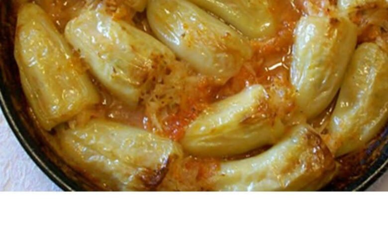 Za sve one koji uživaju u ukusima domaće kuhinje i jednostavnim jelima punim povrća, ovo je savršen recept. Priprema zahtijeva osnovne namirnice, ali rezultat je jelo bogatog ukusa koje može poslužiti kao glavni obrok ili prilog. Potrebno je uzeti oko 15 manjih paprika, koje treba pažljivo oprati i očistiti od sjemenki. One će poslužiti kao prirodni omotač za bogat i ukusan nadev. Pored njih, osnovu punjenja čini povrće koje gotovo svaka kuća ima: četiri krompira, jedna šargarepa, dva zrela paradajza, jedna glavica crnog luka, te jedan čen bijelog luka. Povrće je potrebno prvo pripremiti: krompir, šargarepu i crni luk oljuštiti i izrendati. U tu mješavinu dodaje se sitno sjeckani list peršuna i celera, što jelu daje poseban miris i svježinu. Jedan od paradajza se takođe rendi i dodaje smjesi, dok drugi čeka svoju upotrebu u završnoj fazi. Ne treba zaboraviti ni začine – kašičica soli i pola kašičice mljevenog bibera savršeno uravnotežuju ukuse. Dodaju se i dvije kašike ulja, a sve se zajedno dobro izmiješa kako bi se dobila ujednačena smjesa za punjenje. Tako pripremljenim punjenjem se pažljivo pune paprike, koje se potom slažu u nauljen pleh ili, još bolje, zemljani pekač, koji ovom jelu daje poseban šmek. U sok koji je pustilo povrće tokom pripreme, dodaje se drugi, izrendani paradajz i preostale dvije kašike ulja. Ta tečnost se ravnomjerno sipa između paprika u plehu, čime se dodatno pojačava sočnost i aroma cijelog jela. Ove paprike nije potrebno zatvarati – nije potrebna ni kriška paradajza ni komadić krompira na vrhu. Umjesto toga, preporučuje se da se pleh pokrije papirom za pečenje, a ne poklopcem. To omogućava da se paprike peku, a ne kuhaju u pari, čime dobijaju bogat, pečen ukus i zlatnu boju. Jelo se peče u rerni zagrijanoj na 200 stepeni Celzijusa (ili oko 350 stepeni Farenhajta) i to približno jedan sat. Pred kraj pečenja, papir se uklanja, a temperatura se blago povećava kako bi paprike dobile lijepu, zapečenu koricu i blago porumenjele. Rezultat su mekane, sočne i mirisne paprike koje se mogu poslužiti tople ili hladne, uz hljeb, pavlaku ili neku drugu salatu po izboru. Ovaj recept je sjajan primjer kako jednostavne namirnice, uz malo pažnje i domaće ljubavi, mogu postati pravo kulinarsko zadovoljstvo.