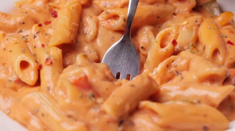 Makarone u paradajz i bešamel sosu – kao iz pravog italijanskog restorana! Kao iz najboljih italijanskih restorana, ne može lakše – prste da poližete. Sastojci: 200 g testenine 4-5 paradajza 2 kašike maslinovog ulja 2 kašike putera 2 kašike belog luka 1 kašičica origana 1/2 crnog luka 1/2 zelene paprike 1/2 crvene paprike 1/2 žute paprike 1/2 kašičice tucane paprike 2 kašike paradajz sosa/kečapa Za beli sos: 1 kašika maslinovog ulja 2 kašike putera 2 kašike brašna 500 ml mleka 2 kačkavalja u listićima Priprema: Skuvajte makarone po želji. Paradajz kratko blanširajte kako biste lakše uklonili kožicu. Nakon skidanja kožice izblendirajte ga. Na ulju i puteru propržite brašno, uz konstantno mešanje. Pazite da ne zagori. Kad krene da ključa, sipajte mleko. Nastavite da mešate sve vreme. Posolite i pobiberite i dodajte sir. Mešajte dok se sve ne sjedini. Na ulju i puteru propržite sitno seckani crni luk, beli luk i origano. Dodajte papriku isečenu na kocke. Kada se malo proprži sipajte paradajz sos, a zatim dodajte začine i 2 kašike običnog paradajz sosa ili kečapa. Lepo promešajte i poklopite, pa kuvajte nekih 2-3 minuta. Zatim u sos dodajte beli umak i lagano promešajte. Sipajte kuvane makarone i sjedinite.