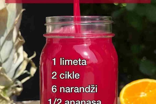 Sok od cikle često se opisuje kao napitak sa zemljastim okusom, i upravo zbog toga ga je mnogima teško piti! 🥴 Srećom, ananas, narandže i korijen đumbira skoro u potpunosti prikriju taj zemljasti ukus, a uz to dodaju ogromne količine vitamina i antioksidanata ⚡️ 🥤 Sastojci za ovaj sok: 2 srednje cikle 2 narandže 1/2 ananasa 1 korijen đumbira (3–4 cm) 1 limun (opcionalno, za svježinu) Ovaj recept pomaže boljoj apsorpciji željeza u tijelu, poboljšava varenje i jača imunitet! Također, odličan je i za zdravlje kože i kose 🍊✨ Recept daje više od 1 litra svježeg soka koji može trajati do 72 sata u frižideru ili do 30 dana u zamrzivaču! ❄️ 👉 Dodano: Sok od cikle je pravi prirodni eliksir – osim što podiže energiju, pomaže i boljem radu srca i krvnih sudova. 👉 Ako ga pijete redovno, primijetit ćete više energije tokom dana i ljepši ten.