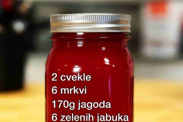 Ako tražite piće koje može osvežiti vaše telo, poboljšati zdravlje i uneti energiju već od jutra – onda je Apple-Beet-Carrot sok pravi izbor! 💫 Ovaj sok često nazivaju „miracle juice“, jer kombinuje prirodnu slatkoću jabuka, zemljani ukus cvekle i svežinu šargarepe u savršeno balansiranu čašu puna vitamina, minerala i antioksidanata. ✨ Redovno konzumiranje ovog soka može doprineti zdravlju kože, poboljšanju vida, jačanju imuniteta, pa čak i boljoj probavi. Zbog visokog sadržaja vitamina A, C, gvožđa i vlakana, ovo piće je odličan saveznik protiv umora i toksina iz organizma. Najbolje vreme za uživanje u njemu je ujutru na prazan stomak, kada telo najbolje apsorbuje hranljive materije. 🍹 Sastojci za 1L soka: 2 jabuke 🍏 2 srednje šargarepe 🥕 1 srednja cvekla (sirova, oljuštena) 🌱 1 kašika soka od limuna 🍋 (opciono, za dodatnu svežinu) 1 komad đumbira (2-3 cm, opciono za aromu) 🌿 Priprema je jednostavna – sve sastojke očistite, naseckajte i stavite u sokovnik. Dobijeni sok čuvajte u staklenoj flaši do 72 sata u frižideru, ili ga zamrznite do 30 dana. 🧊 Uživajte u ovom prirodnom eliksiru zdravlja i podelite ga sa porodicom – sigurno će vam postati jutarnji ritual! ❤️