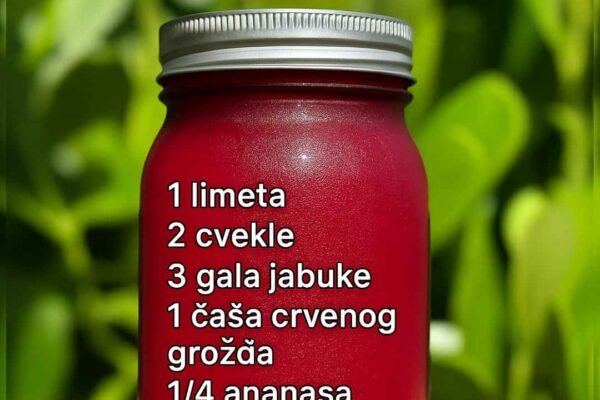 1 srednji ananas (vitamin C + prirodna slatkoća koja uravnotežuje okuse) 2 srednje jabuke (vlakna i prirodni izvor željeza) 1 srednja cvekla (bogata željezom i folatom za zdrave krvne ćelije) 1 šolja grožđa (antioksidansi i hidratacija) 1 srednji limun ili limeta (vitamin C za bolju apsorpciju željeza) 2 srednje mrkve (šargarepe) (beta-karoten, vitamin A, dodatna slatkoća) 🥕