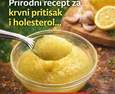 Prirodni recept Kako pripremiti napitak Pomiješajte sok od jednog limuna, jednu kašiku meda i jedan sitno isjeckan čehan bijelog luka u čaši mlake vode. Dobro promiješajte i pijte jednom dnevno, najbolje ujutro na prazan stomak. Dodatne navike za bolje zdravlje 4. Redovna fizička aktivnost Kretanje poboljšava cirkulaciju i smanjuje rizik od bolesti srca. 5. Smanjenje soli Prekomjeran unos soli može povećati krvni pritisak. 6. Zdrava ishrana Voće, povrće i cjelovite žitarice doprinose boljem zdravlju. Važno upozorenje Iako prirodni recepti mogu pomoći, ne treba prekidati terapiju bez savjeta ljekara. Osobe sa ozbiljnim zdravstvenim problemima trebaju redovno pratiti svoje stanje i konsultovati stručnjaka. Priroda može biti snažan saveznik, ali odgovoran pristup zdravlju je uvijek najvažniji.